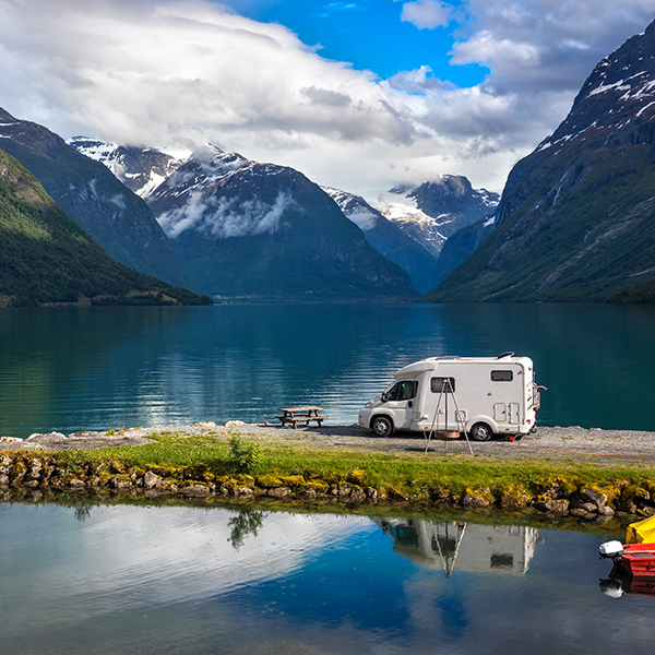 Family vacation travel RV, trip liburan ing motorhome, Vacation mobil Caravan.Pemandangan alam Norwegia sing apik banget.